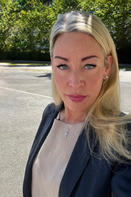 Dame im blauen Blazer macht ein Selfie.